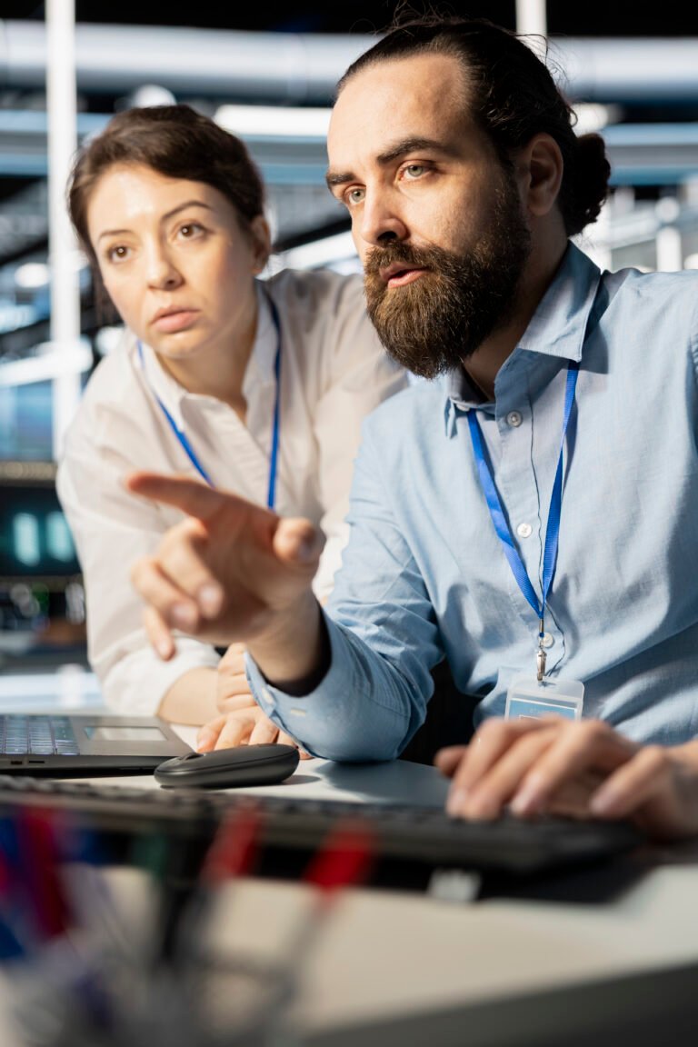 Presidio Finance due persone focalizzate sul pc per discutere il supporto di Dynamics 365 Finance