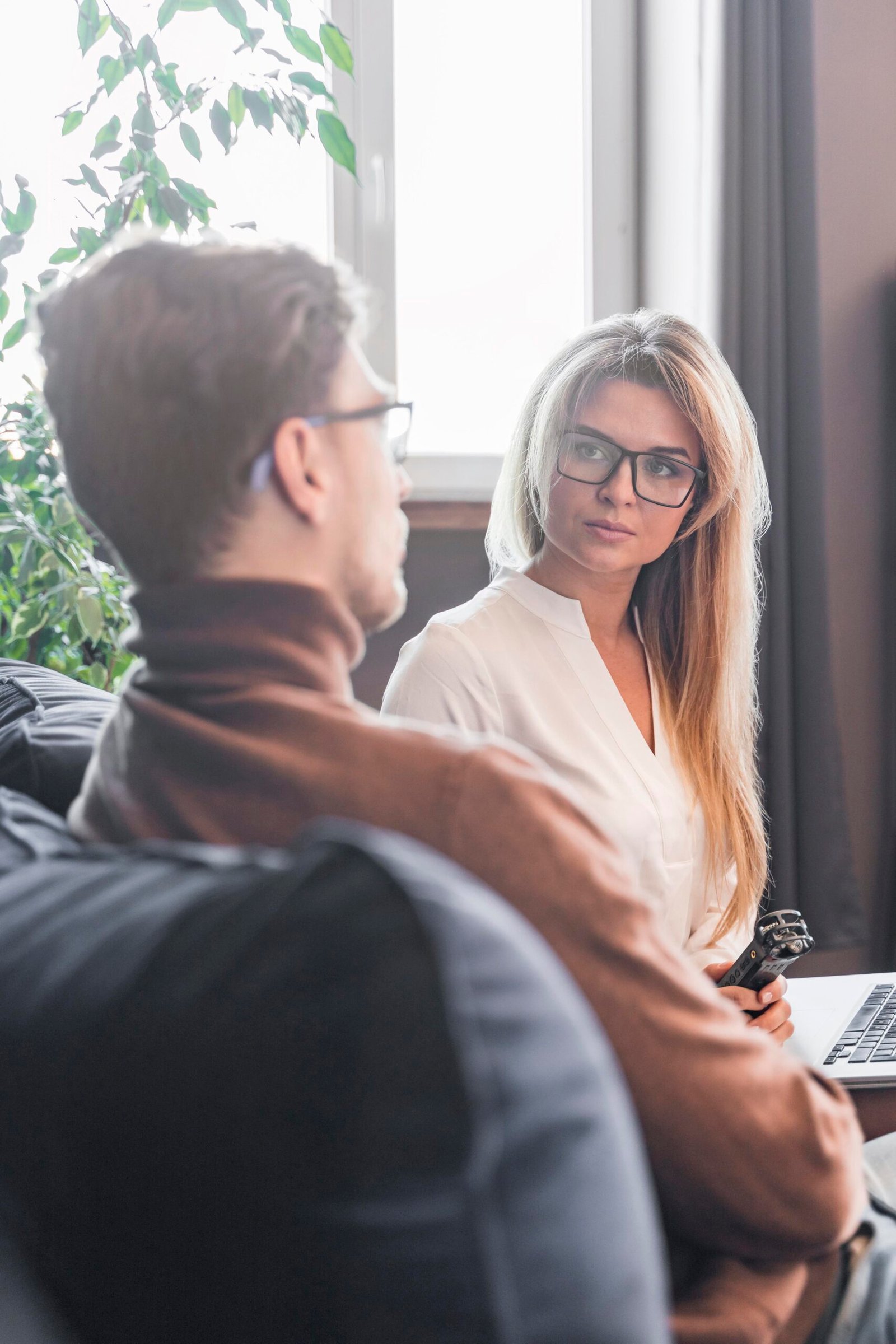 Presidio Finance due professionisti discutono supporto operativo e prevenzione per mantenere il stabile Dynamics 365 Finance