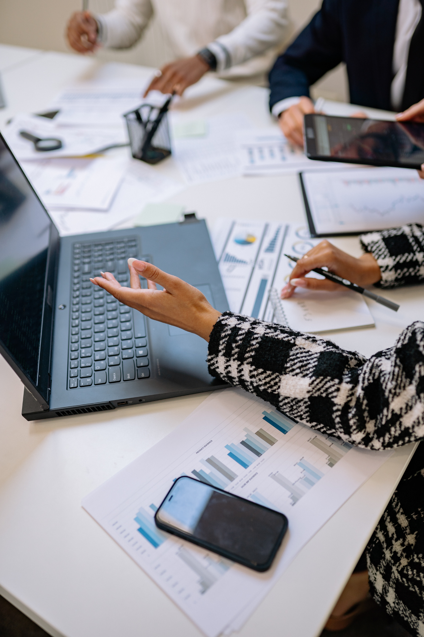 Metodo di lavoro consulente e cliente discutono strategia
